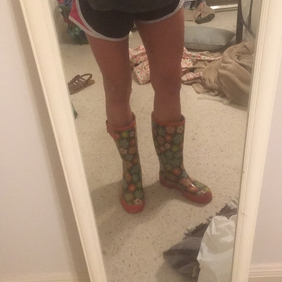 Cute rain boots - Picture 3 of 3